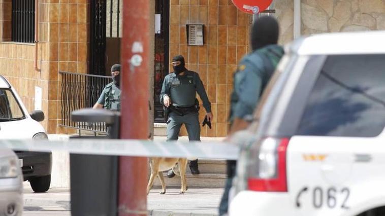 Agentes de la Guardia Civil durante la operación que tuvo lugar este martes.