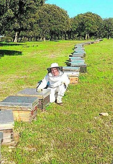 La apicultora Juani Cataño con sus colmenas.