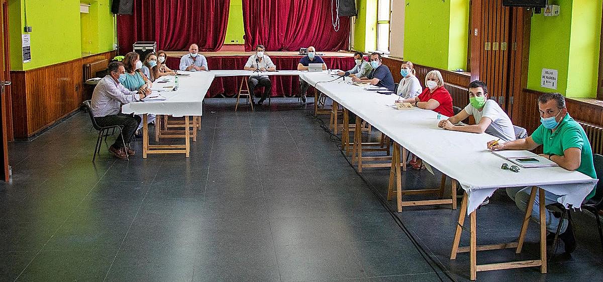 La Corporación municipal durante el pleno ordinario de ayer celebrado en el Aula de Cultura.