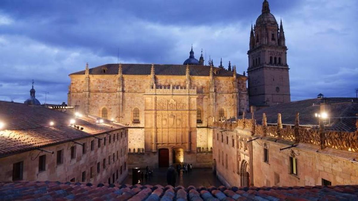 Vista de la fachada de la Universidad.