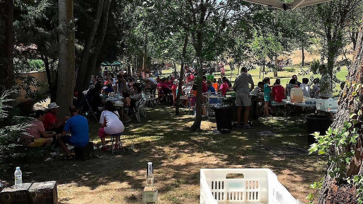 La parcela junto al campo de fútbol se recuperará como lugar de encuentro vecinal