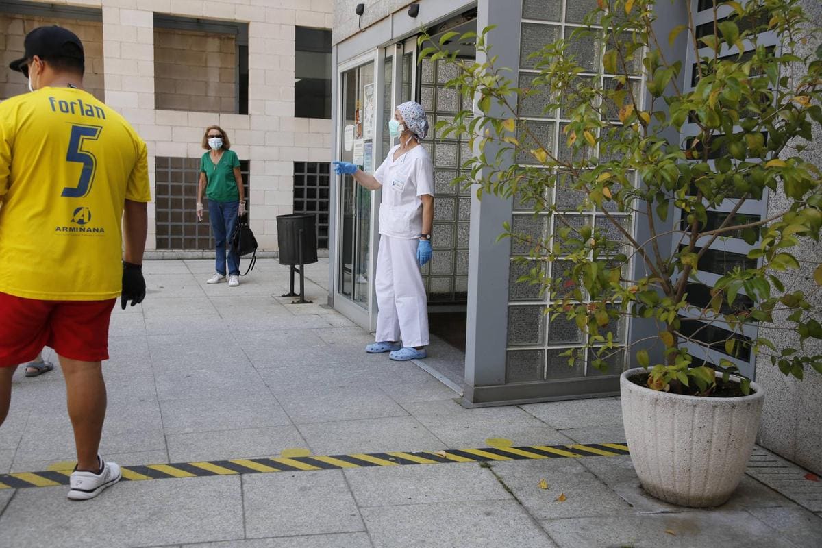 Pacientes esperando para entrar en un centro de salud de la capital.