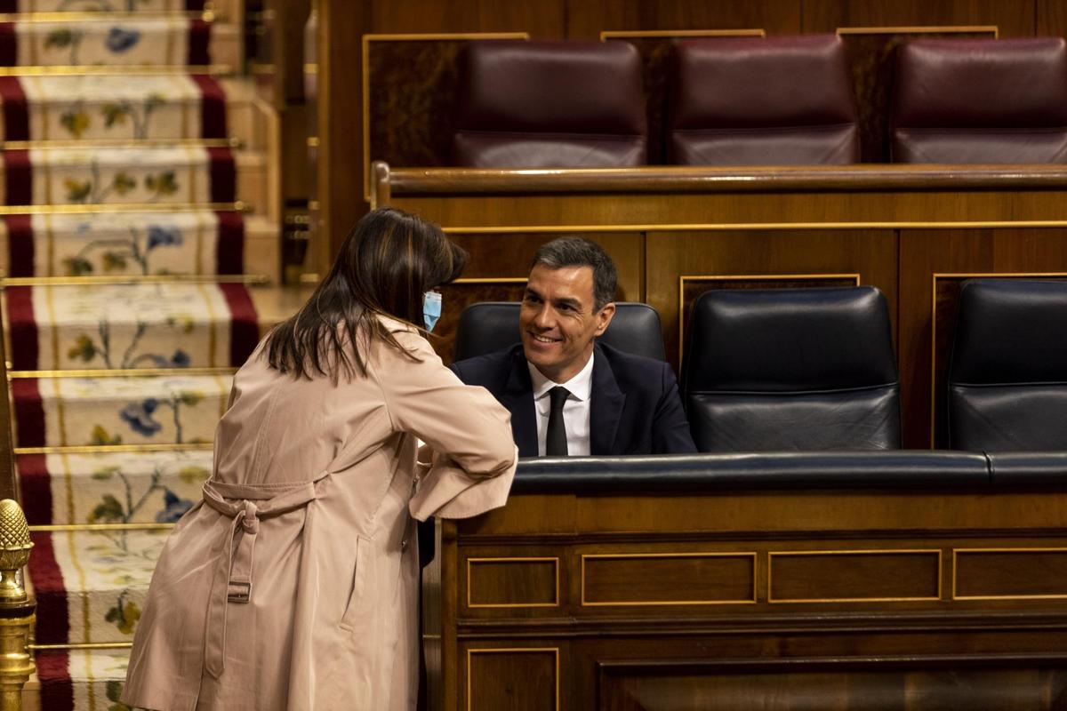 Laura Borrás, conversa con el presidente del Gobierno, Pedro Sánchez.