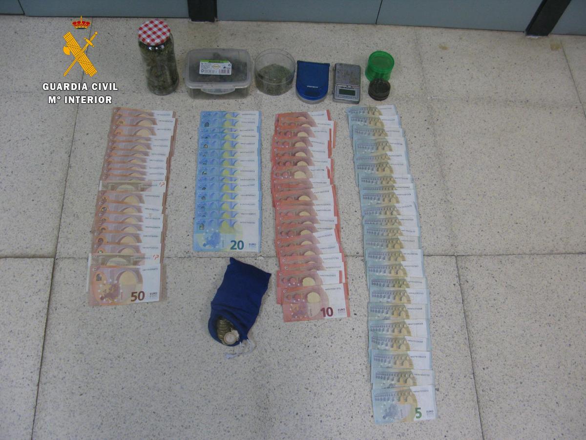 Alijo de droga y dinero incautado en Santa Marta.