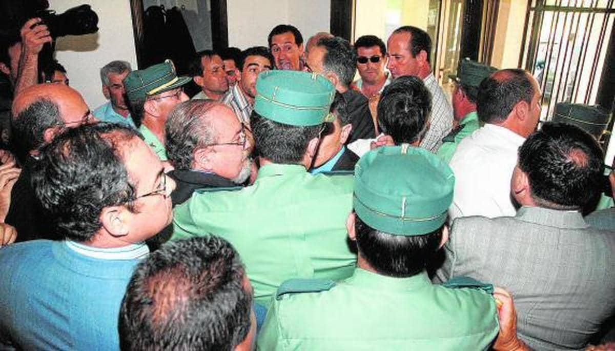 El exconsejero José Valín protegido por la Guardia Civil en la encerrona del mercado, en junio de 2005.