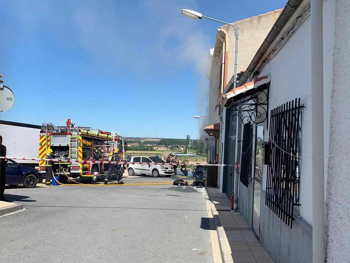 Bomberos trabajando en la extinción de la caldera en Villamayor.