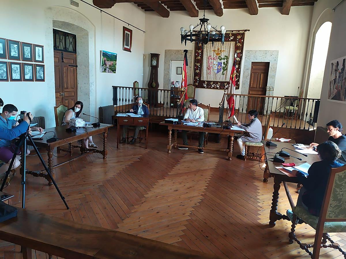 Imagen de la sesión plenaria celebrada ayer con distancia social en el Ayuntamiento de Candelario.