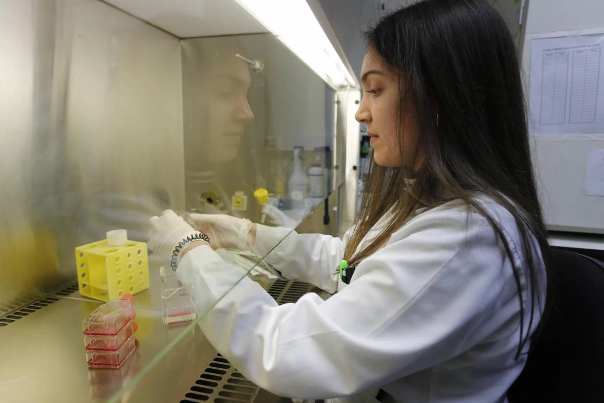 Una investigadora del Instituto de Investigación Biomédica de Salamanca (IBSAL).