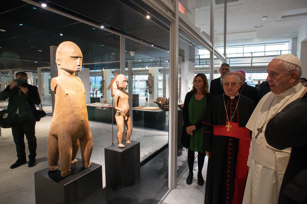 El Papa visitando una exposición en el museo Vaticano.