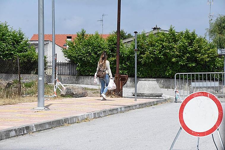 Una trabajadora transfronteriza en la zona de la “aduana vieja” de Fuentes de Oñoro, punto de intercambio en La Raya.