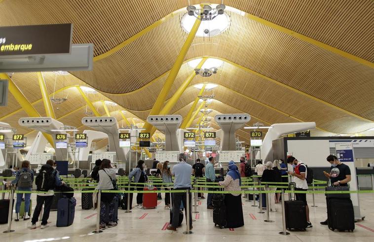 Pasajeros con sus maletas en las instalaciones de la Terminal T4 del Aeropuerto Adolfo Suárez Madrid-Barajas.