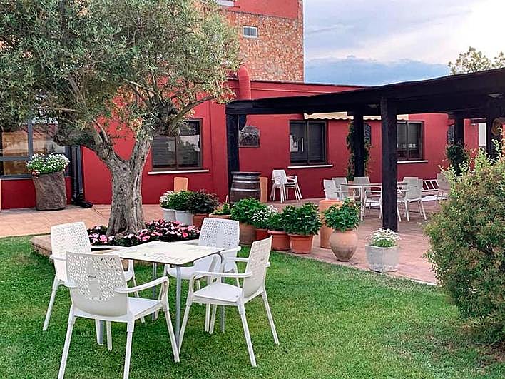 La terraza del restaurante Cuatro Calzadas tiene barra y plancha para servir comidas