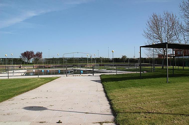 La piscina de Cabrerizos se está acondicionando para cumplir las medidas sanitarias para su apertura.