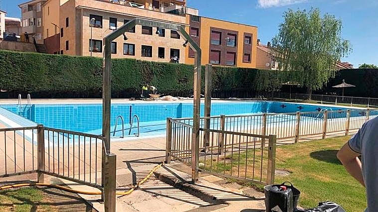Trabajos de puesta a punto para la apertura de las piscinas municipales de Carbajosa