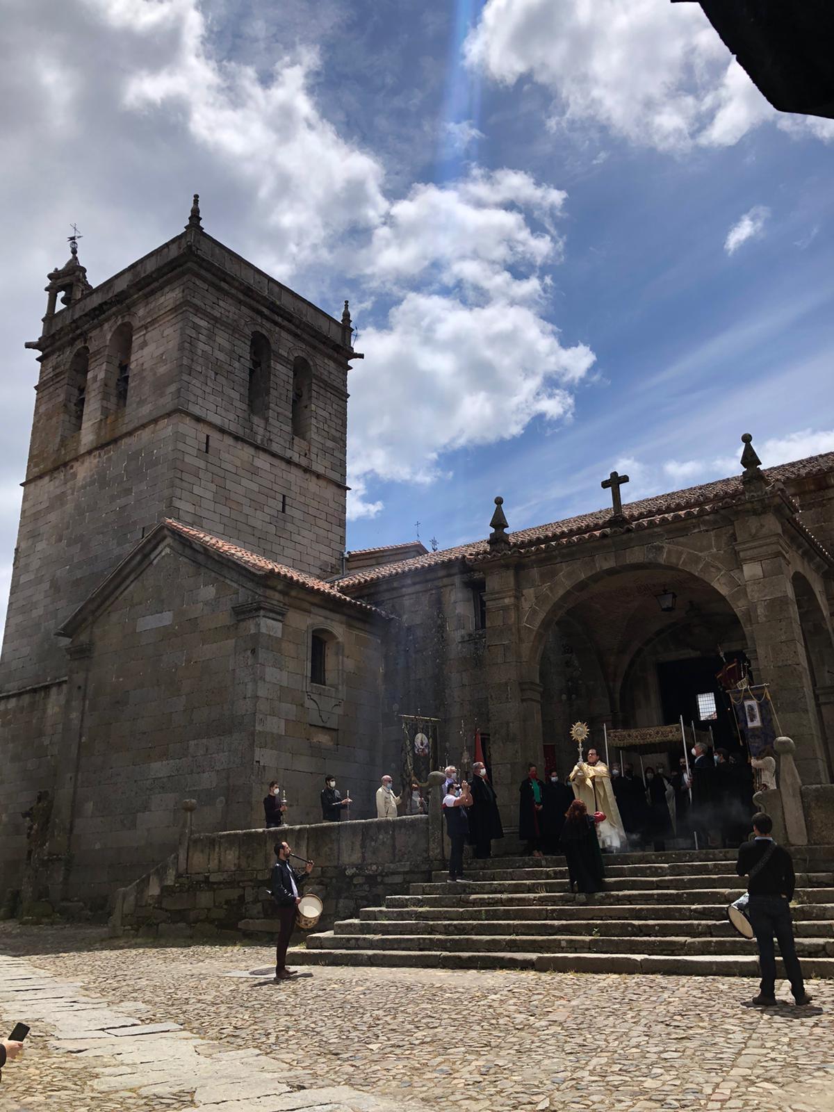 Salida del Santísmo de la iglesia parroquial de La Alberca. | CASAMAR