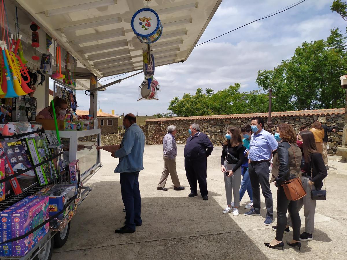 Vecinos de Salvatierra cumpliendo con la tradición de comprar almendras por los Corpus. | TEL