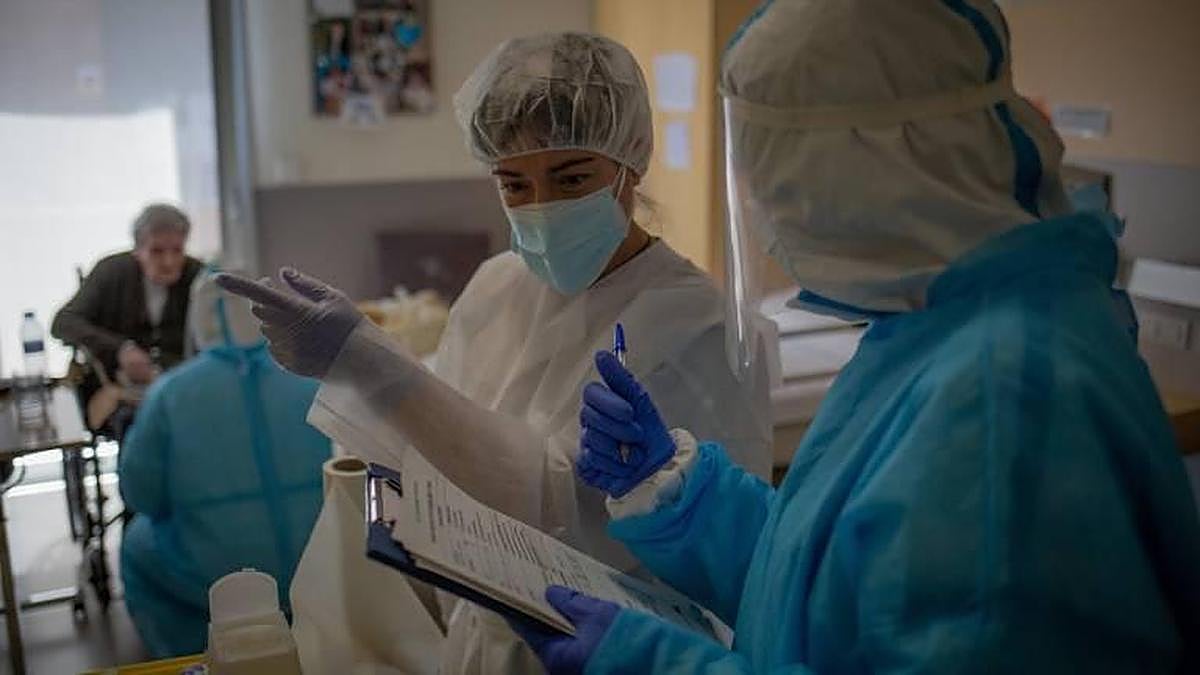 Dos sanitarios en un hospital.