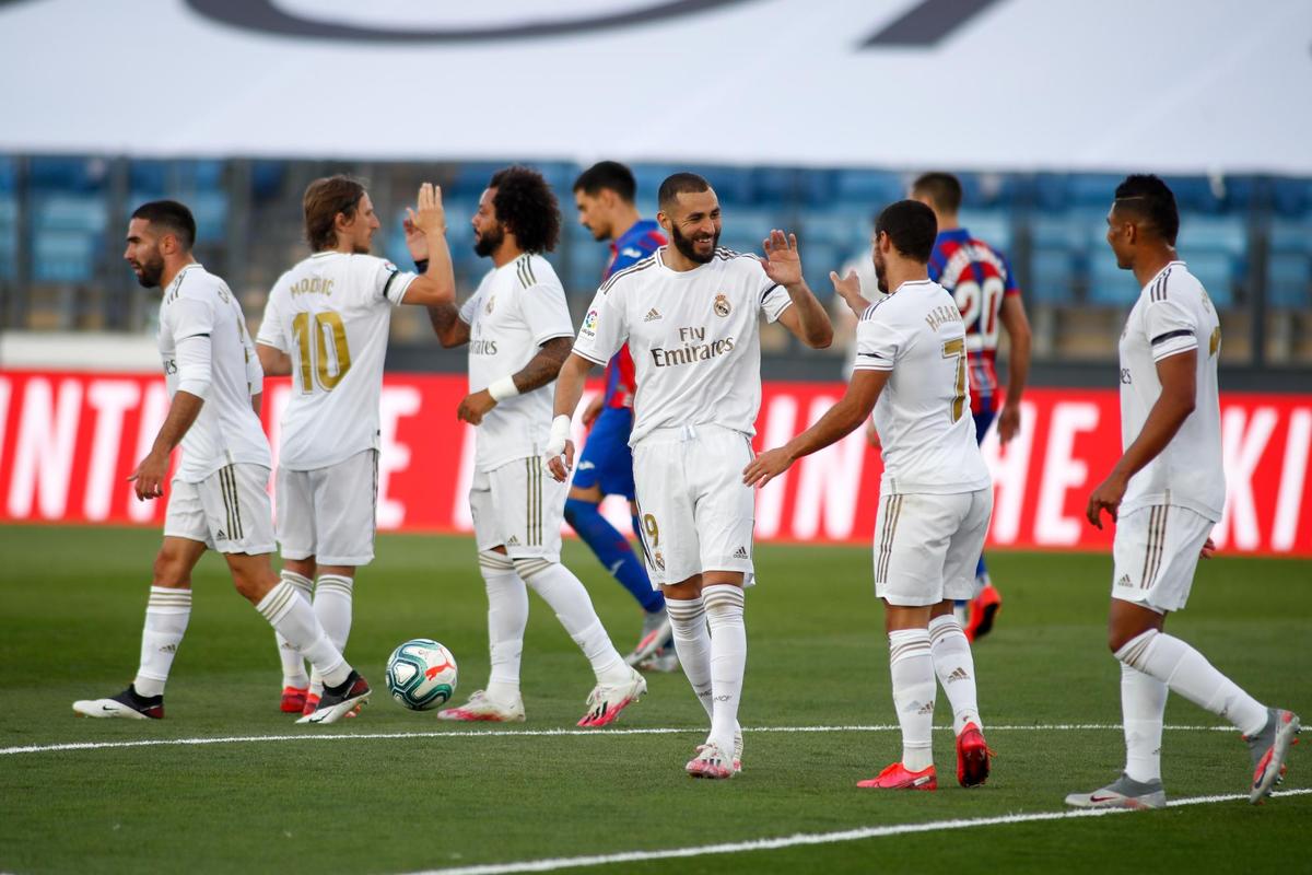 Los jugadores del Real Madrid celebran el primer gol blanco.