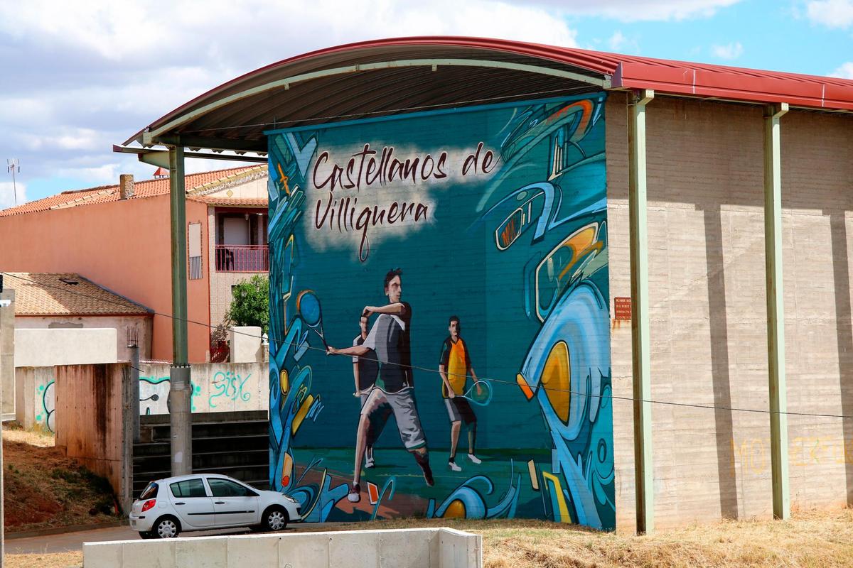 El frontón cubierto y el campo de fútbol lucen gigantescos murales.