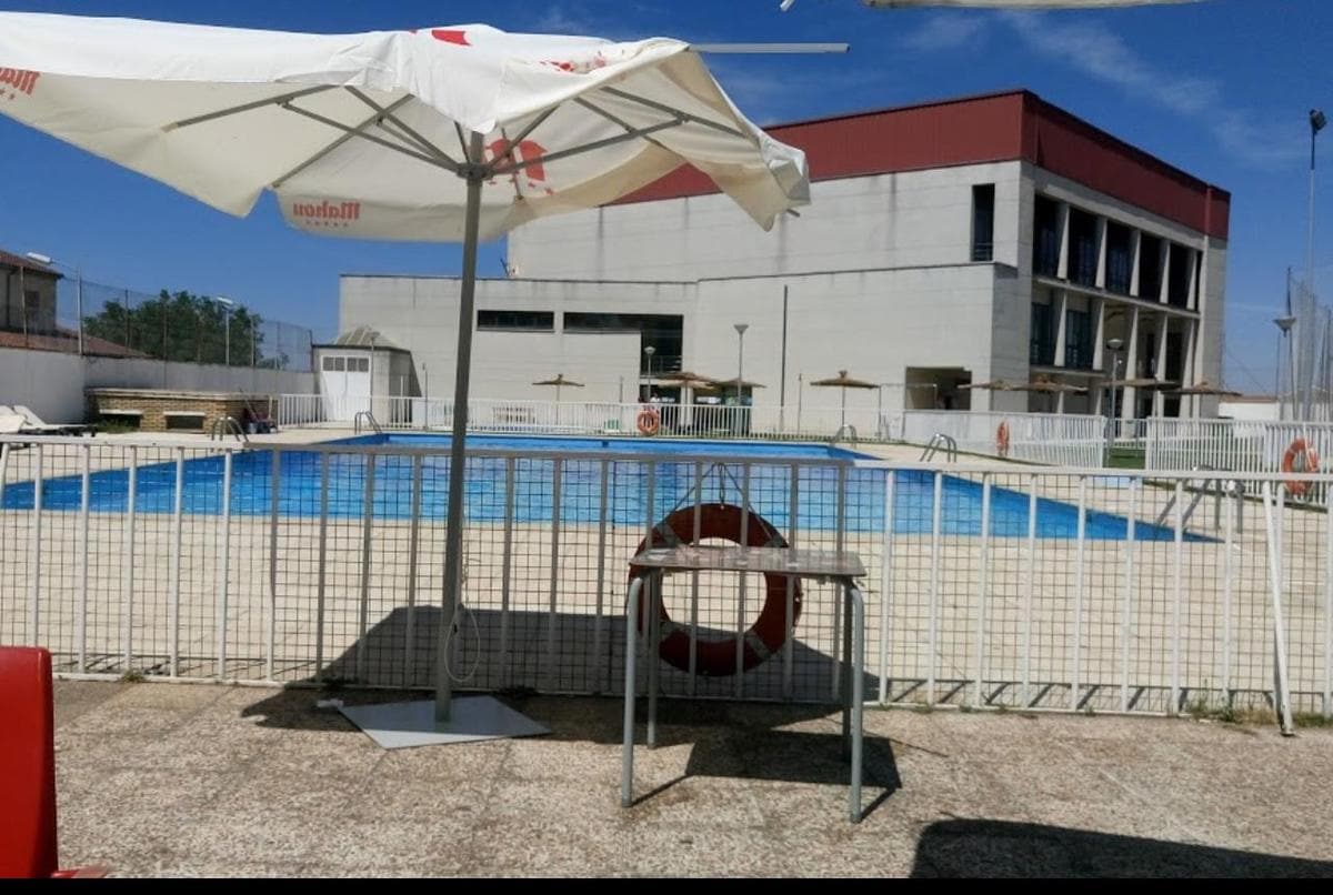 Recinto de las piscinas municipales de Aldeadávila de la Ribera que abrirán sus puertas este fin de semana.