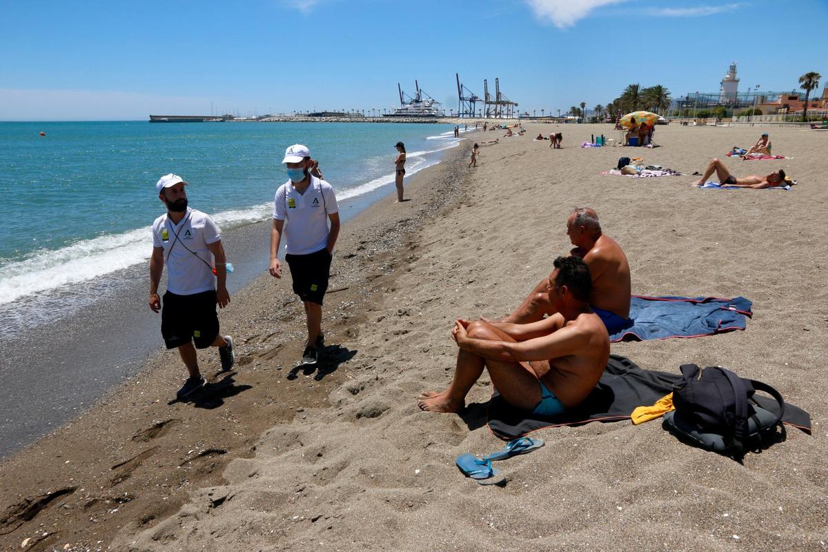 Bañistas en la playa de La Malagueta.