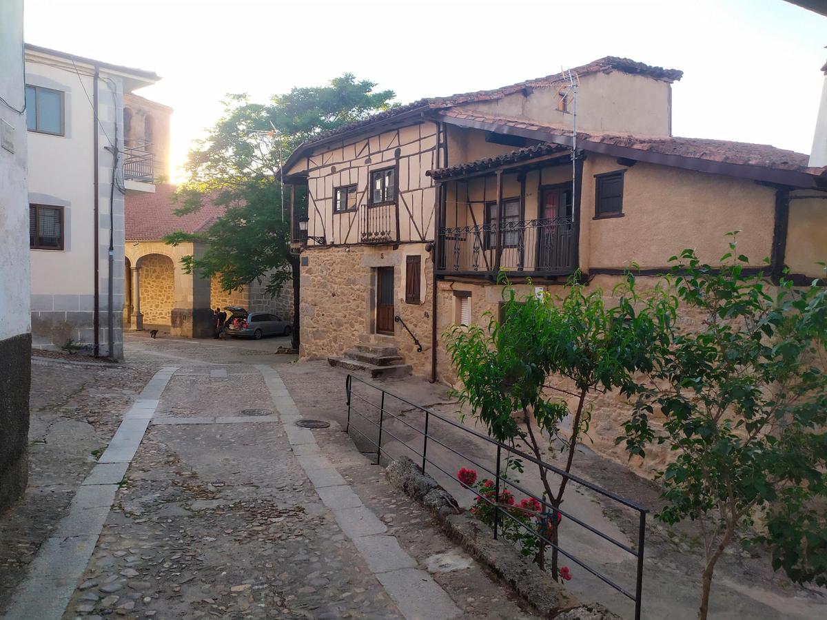 Imagen de San Esteban de la Sierra con su iglesia al fondo.