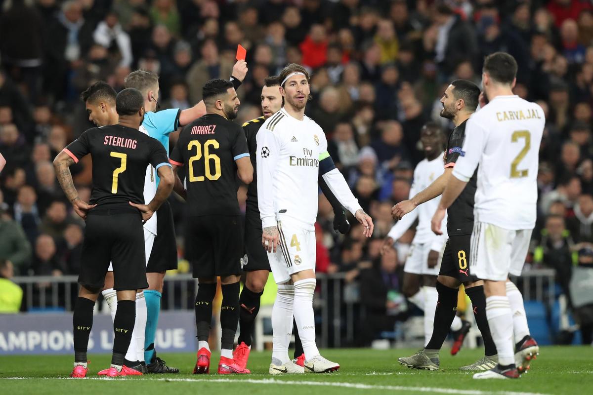 Sergio Ramos ove la roja durante el partido de ida de los octavos contra el City.