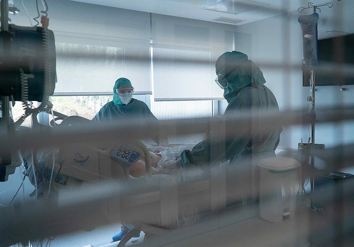 Un paciente es atendido por sanitarios en un hospital.