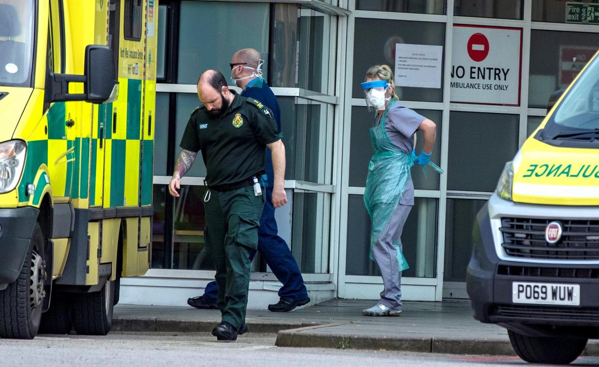 Ambulancias aparcadas en Reino Unido.