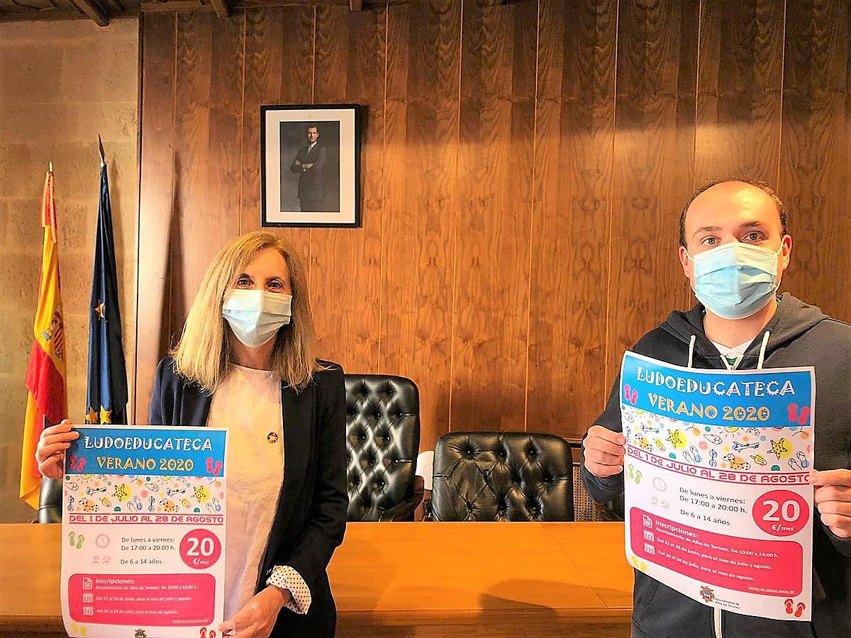 La alcaldesa, Concepción Miguélez, y el edil de Educación, José García.