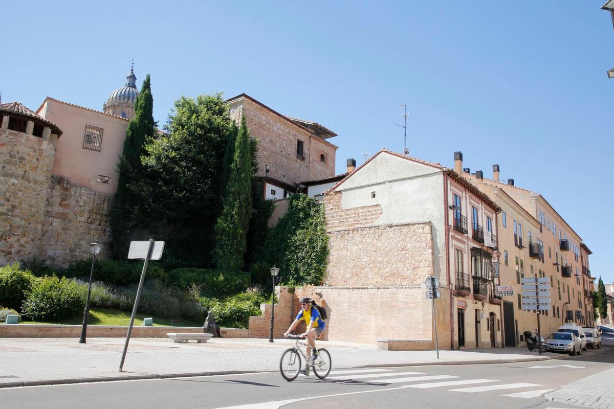 El inmueble situado al final de la calle San Pablo y cuya zona trasera será derribada para liberar la Muralla. I ALMEIDA