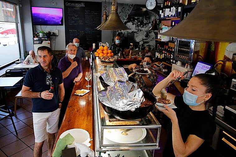 Varios clientes de una cafetería salmantina toman un aperitivo en la barra, por primera vez en los últimos tres meses.