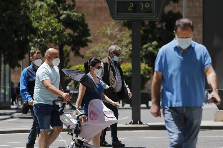 Salmantinos paseando en familia bajo el sol.