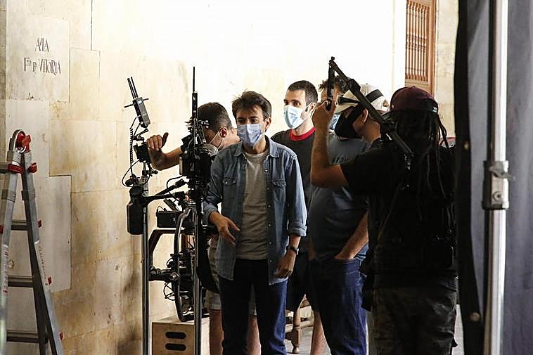 Menchón y parte de su equipo, ayer en el Edificio Histórico de la Universidad con mascarilla.