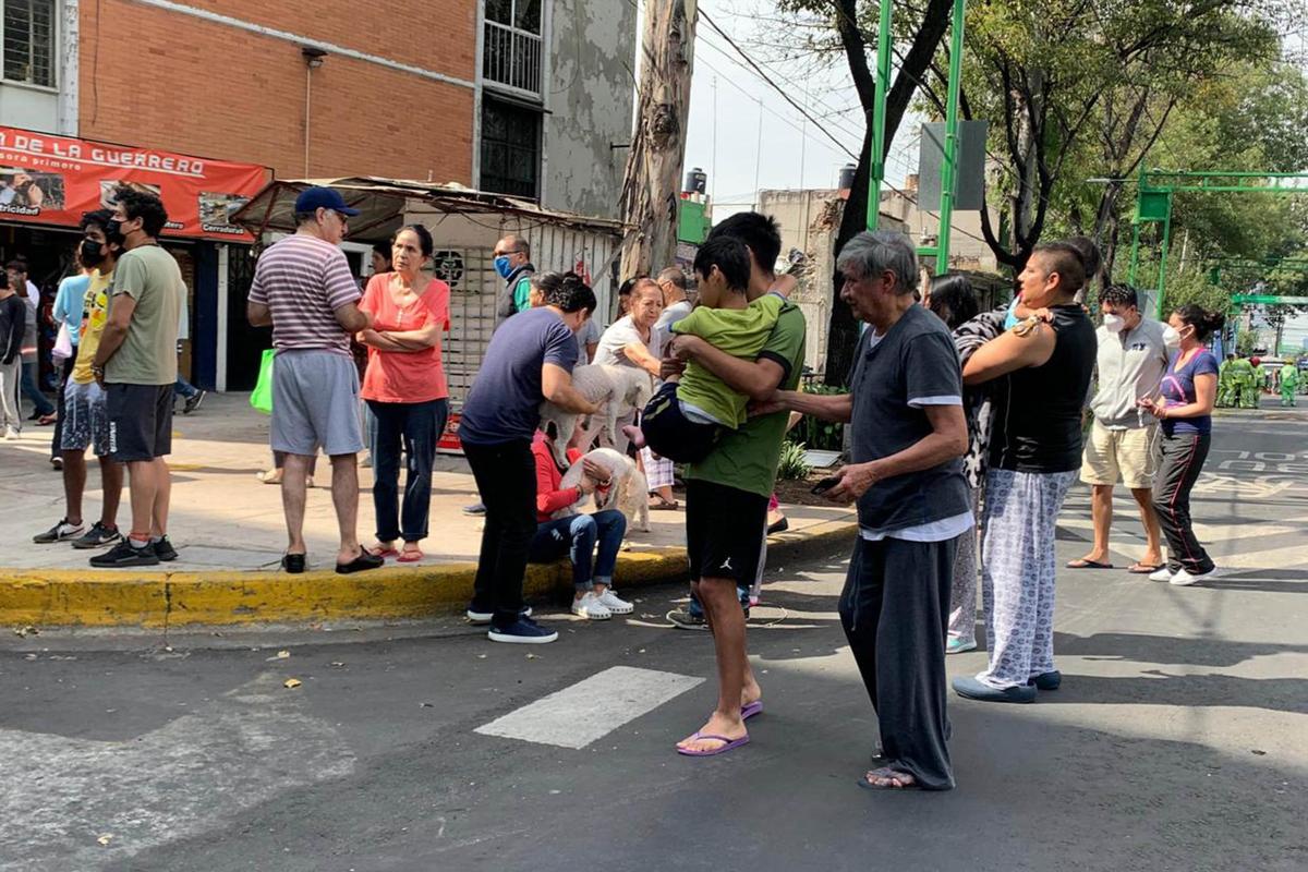 Personas en las calles tras el terremoto en México.