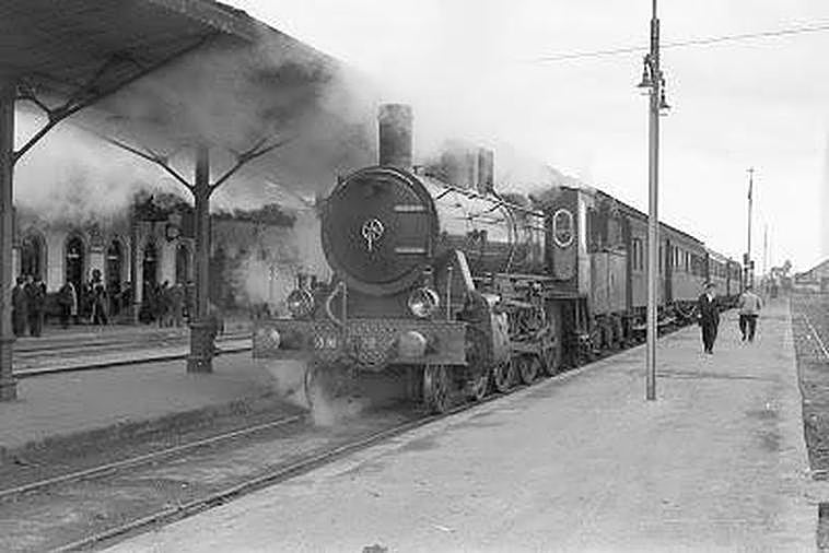 Llegada a Salamanca de un tren de viajeros procedente de Medina del Campo, en el año 1955. Fotografía de Juan Bautista Cabrera