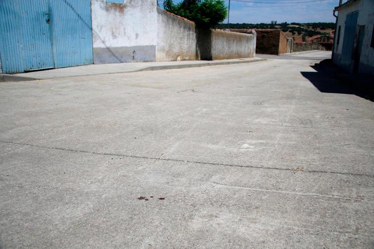 En la calle Iglesia todavía se pueden ver restos de sangre en la zona donde cayó desplomado el fallecido.