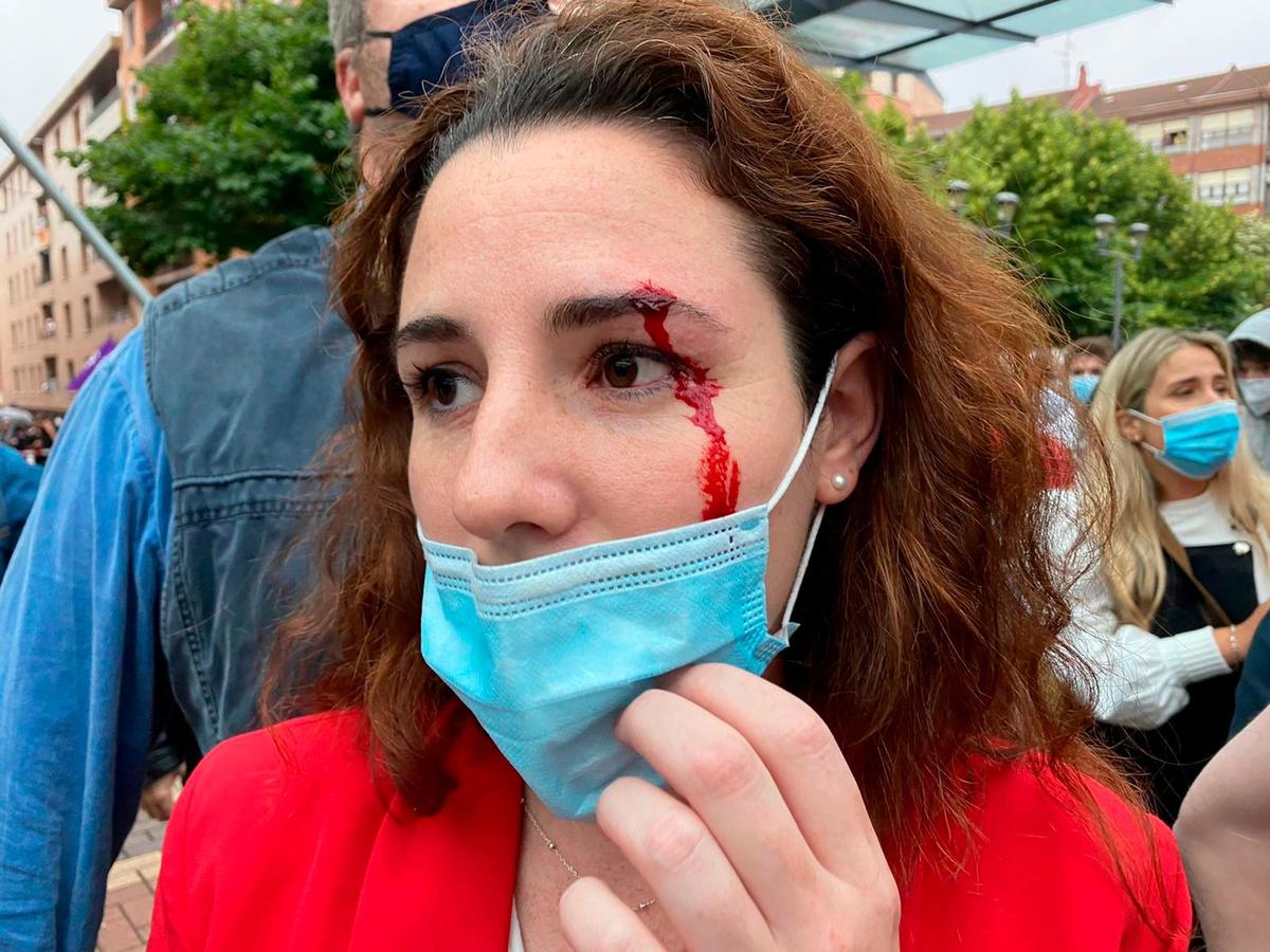 La diputada de Vox Rocío de Meer recibió una pedrada en un mitin en Sestao