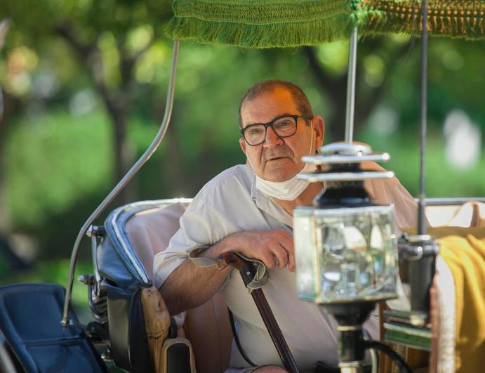 Manuel, un usuario del hogar Hospital de la Caridad durante el paseo ofrecido gratuitamente por cocheros de caballos de Sevilla a ancianos residentes en el hogar.