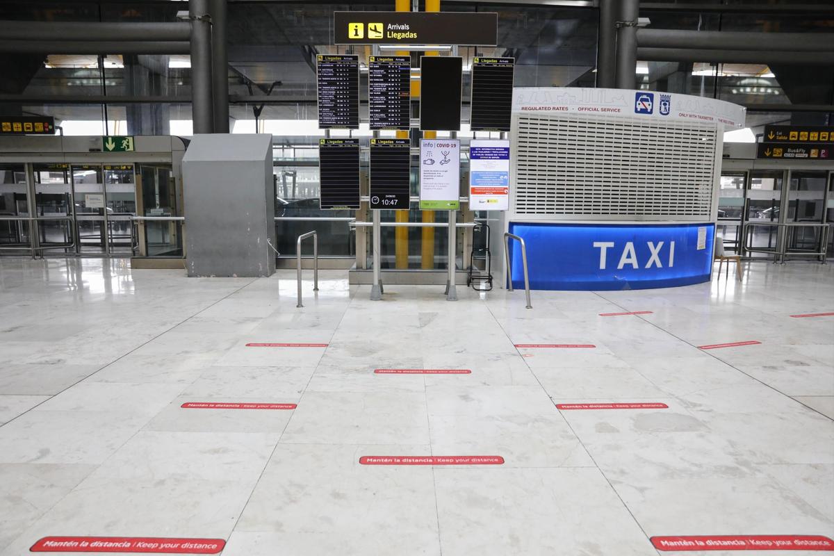 Bandas en el suelo para marcar la distancia entre los pasajeros en Barajas.
