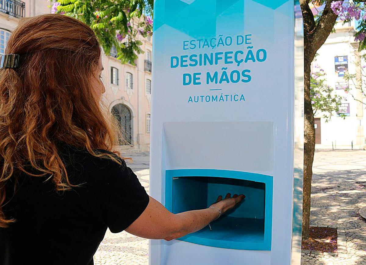 Aveiro ha instalado una veintena de puestos de desinfección de manos por el municipio.