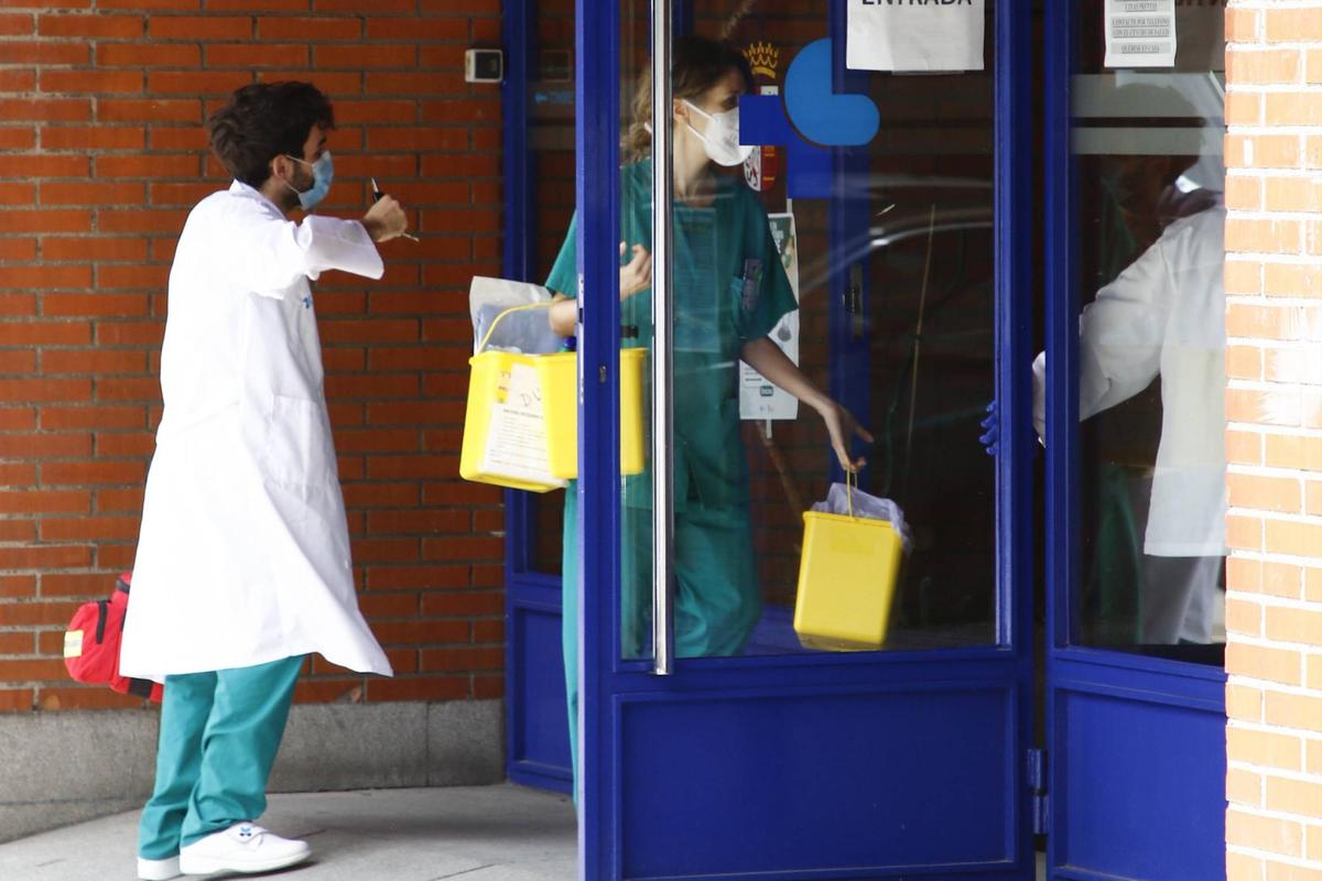 Personal sanitario accediendo al centro de salud de Alamedilla-Garrido Sur.