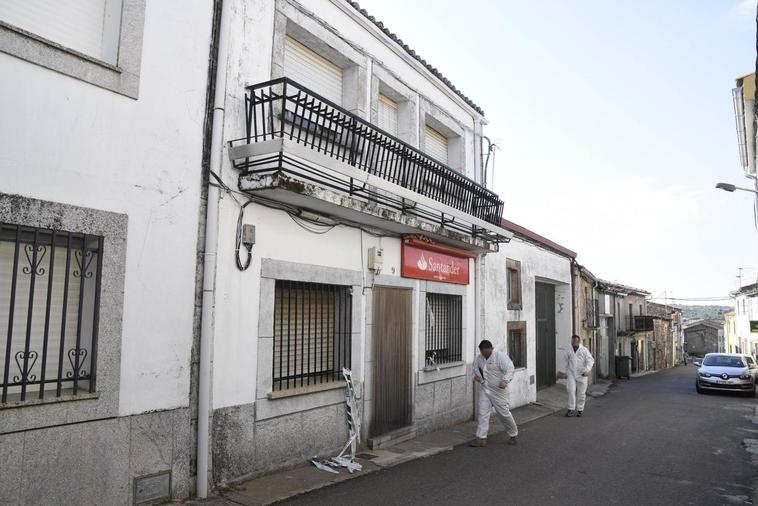 Dos agentes de la Guardia Civil buscando pruebas que delataran a los ahora detenidos en mayo de 2017.