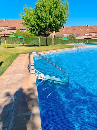 Piscina adaptada por Resuinsal para personas con problemas de accesibilidad