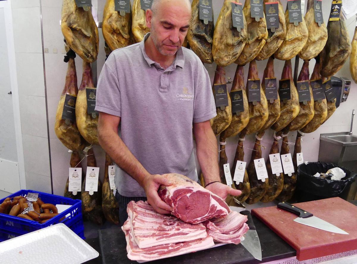 Carlos Macías muestra un chuletón, la estrella de las parrillas este verano.