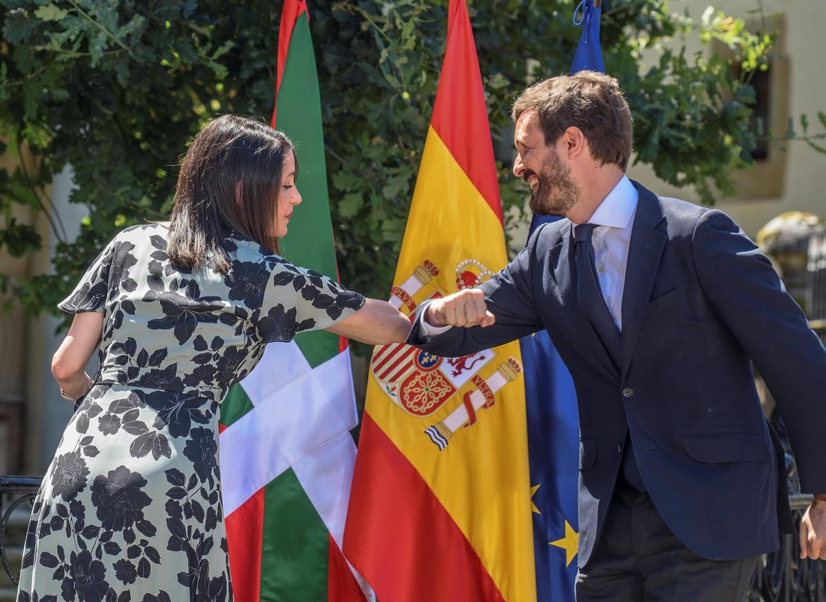 Choque de codos entre Inés Arrimadas y Pablo Casado.