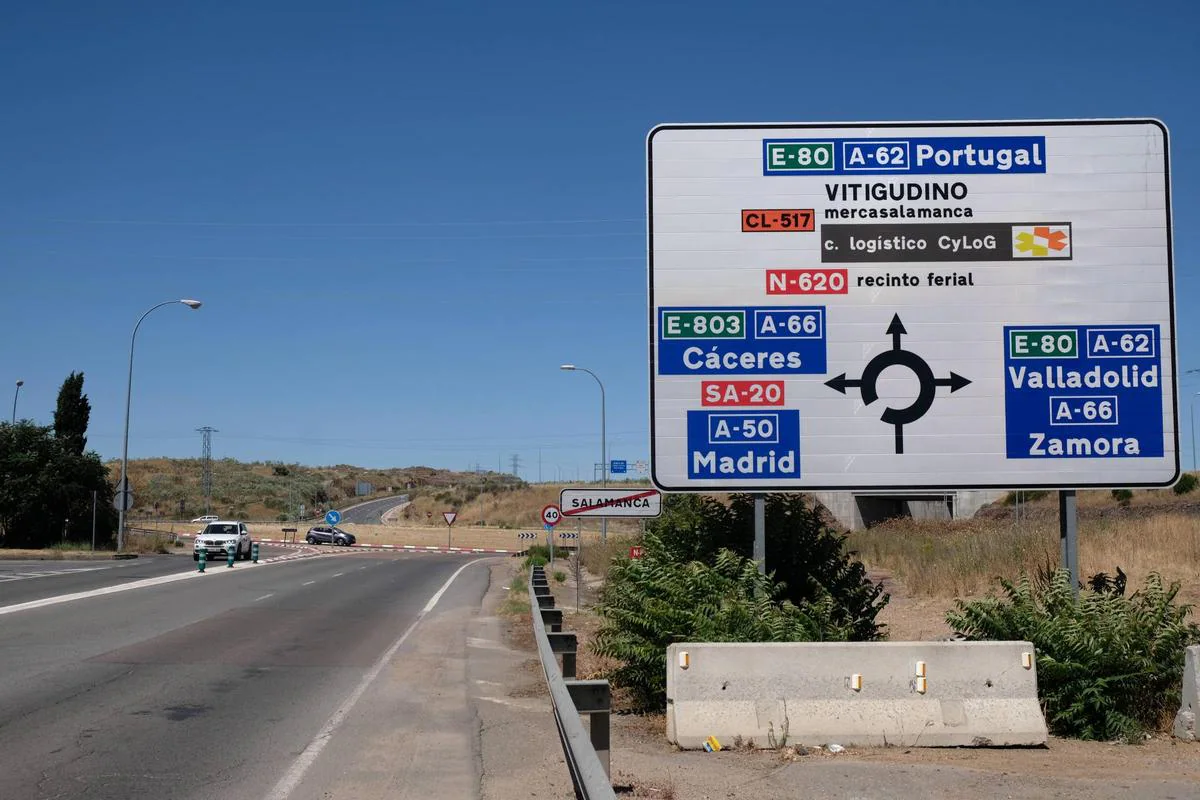 Acceso desde la avenida de Juan Pablo II a la glorieta que une las autovías Ruta de la Plata y de Castilla.