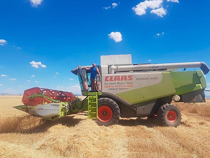 José Antonio Blázquez subido en su cosechadora.