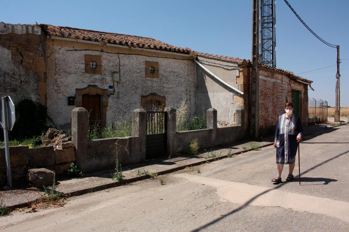 Una vecina pasea por las calles de Pedrosillo El Ralo.