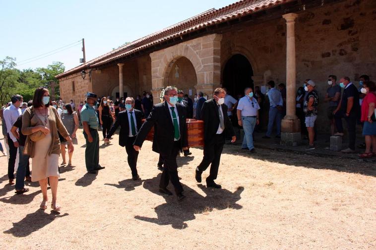 Uno de los féretros conducido al interior de la iglesia de Pedrosillo el Ralo.